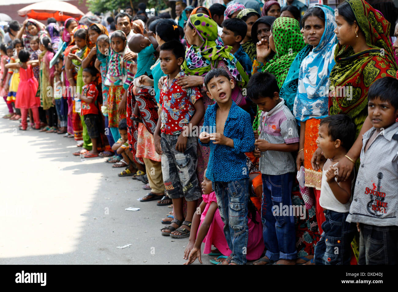 Dhaka, Bangladesch 24. März 2014: Kleidungsstücke Arbeiter Landesverband organisierten großen Rallye mit Rana Plaza & Tazreen Fashion Überlebenden vor Presseclub gefordert, die Vergütung unter "Verlust der Erwerbsfähigkeit" System mit minimalen Bedarf der Toten Arbeit USD $35.000 & verletzt Arbeits-USD & 6.250. Feuer brach am 24. November 2012, in der Tazreen Fashion Factory im Stadtteil Ashulia am Stadtrand von Dhaka, Bangladesh. Mindestens 117 Personen wurden in das Feuer tot bestätigt. Bildnachweis: Pazifische Presse/Alamy Live-Nachrichten Stockfoto