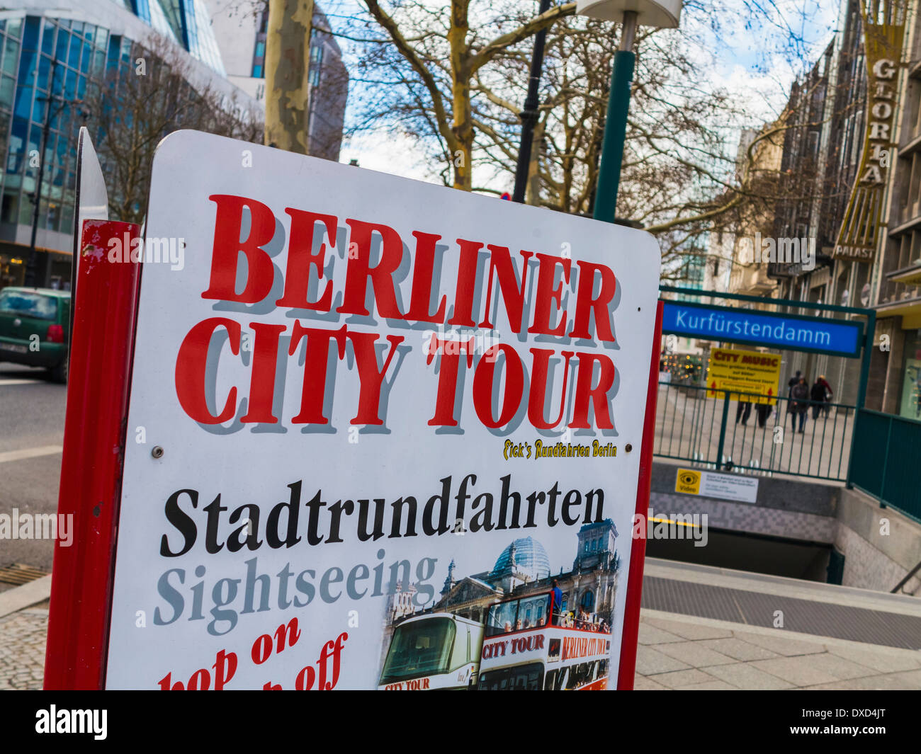 Deutschland - Berlin City Tour Schild und Eingang zur U-Bahnstation Kufurstenddamm Stockfoto