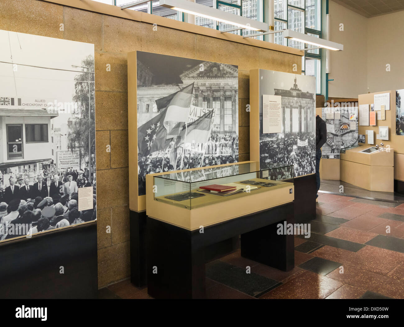 Ausstellungen im Museum Tranenpalast (Tränenpalast) am ehemaligen Grenzübergang zwischen Ost und West, Berlin, Deutschland Stockfoto