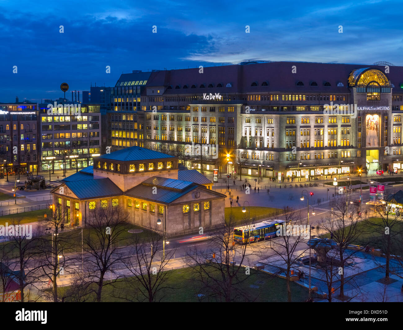 Nachtaufnahme von Wittenbergplatz Quadrat und die berühmte Abteilung Speichern KaDeWe, Berlin, Deutschland, Europa Stockfoto