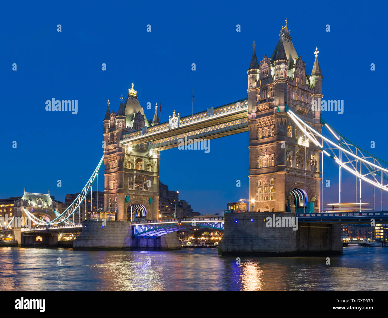 Tower Bridge, London, England, UK in der Nacht Stockfoto