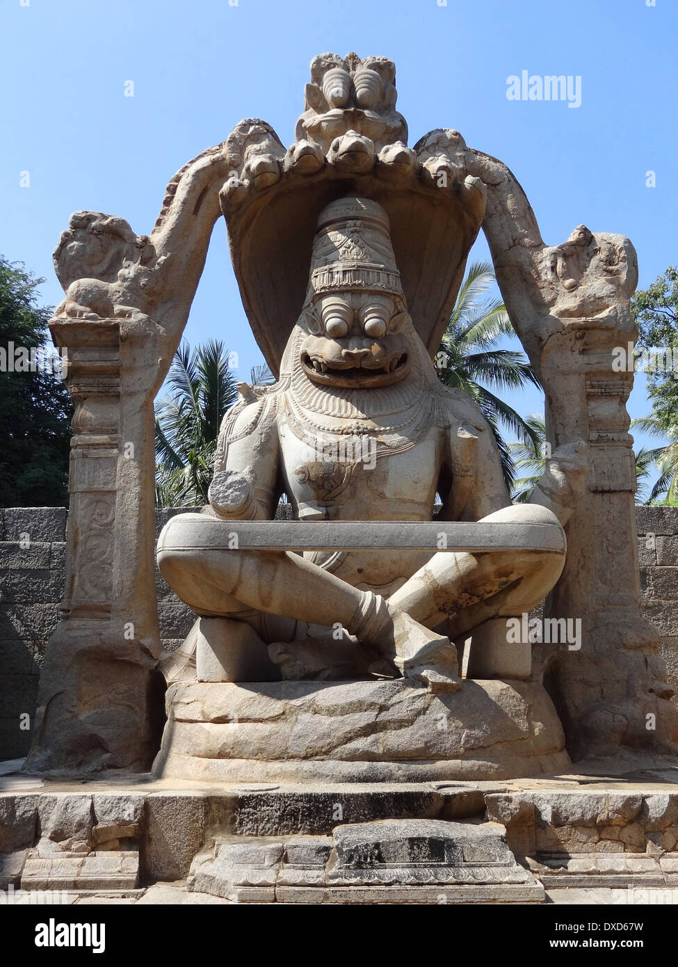 Lakshmi Narasimha, eine Skulptur an das heilige Zentrum rund um Hampi, eine Stadt in Karnataka, Süd-West-Indien Stockfoto
