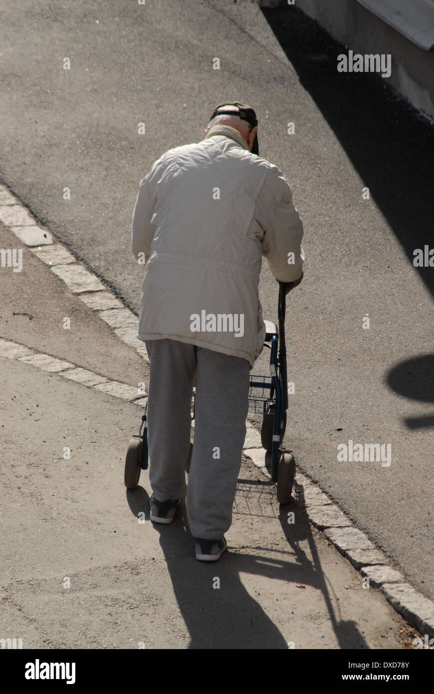 Alter Mann mit Walker. Stockfoto
