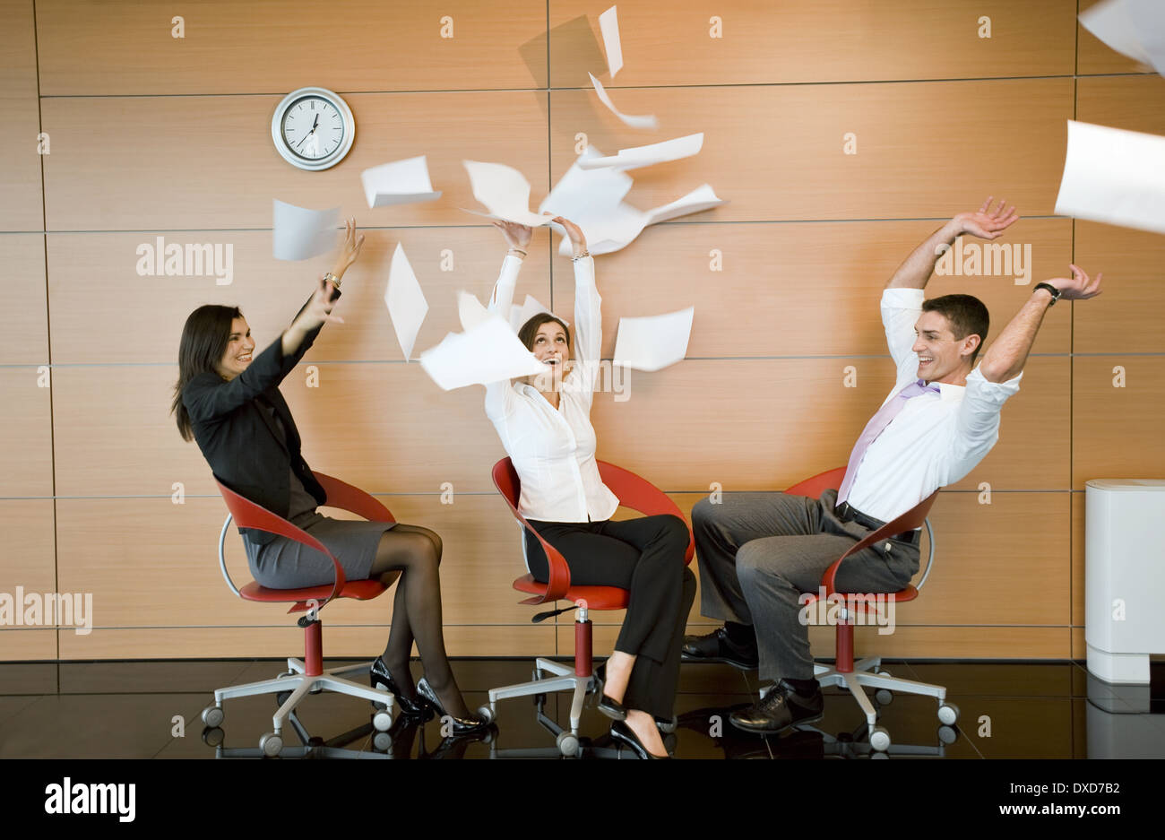 Büroangestellte, die Dokumente in die Luft werfen Stockfoto