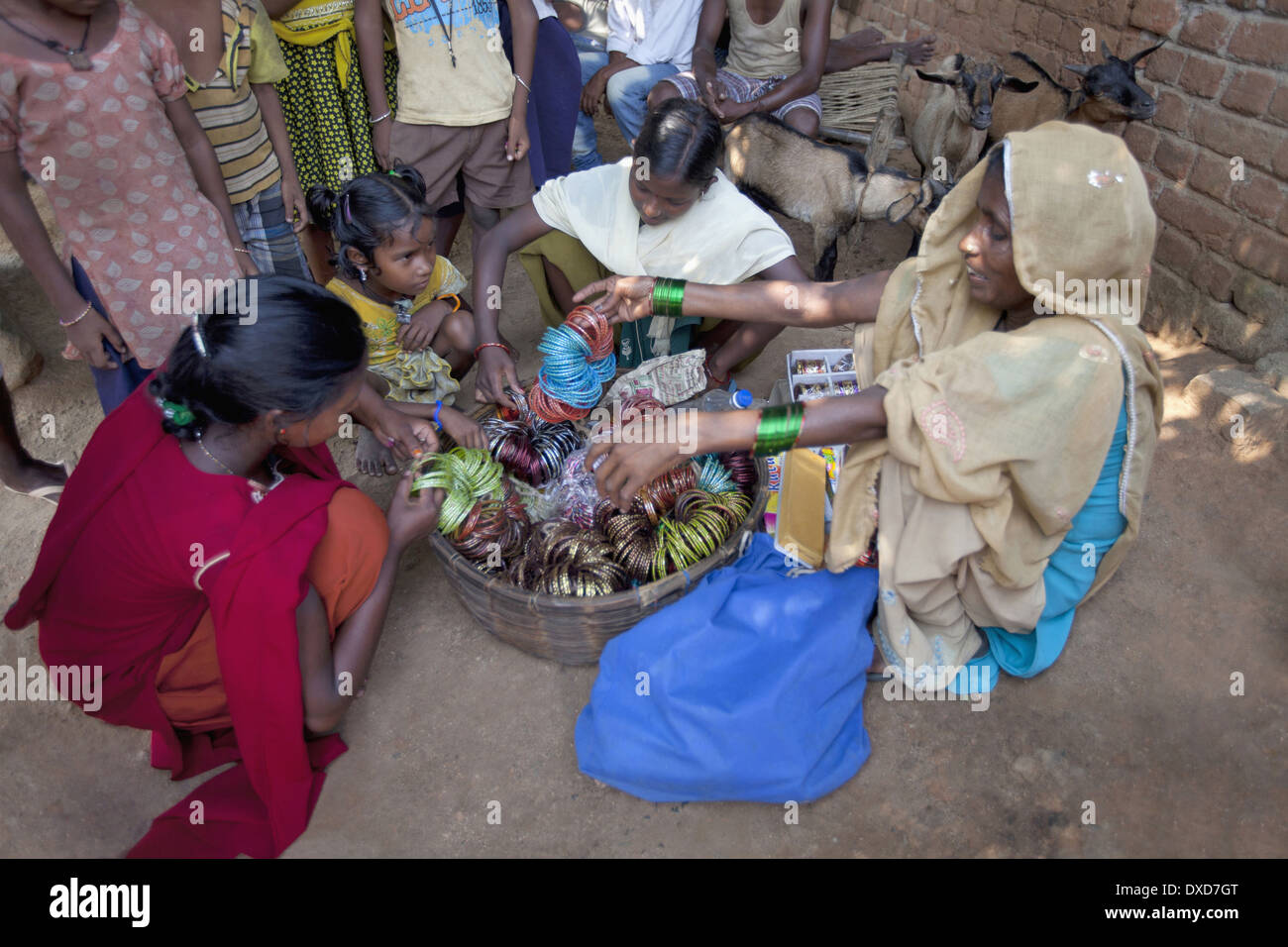 Stammes-Frauen und Mädchen kaufen Armreifen. Santhal Stamm. Jarkatand Dorf, Bokaro Bezirk, Jharkhand Stockfoto