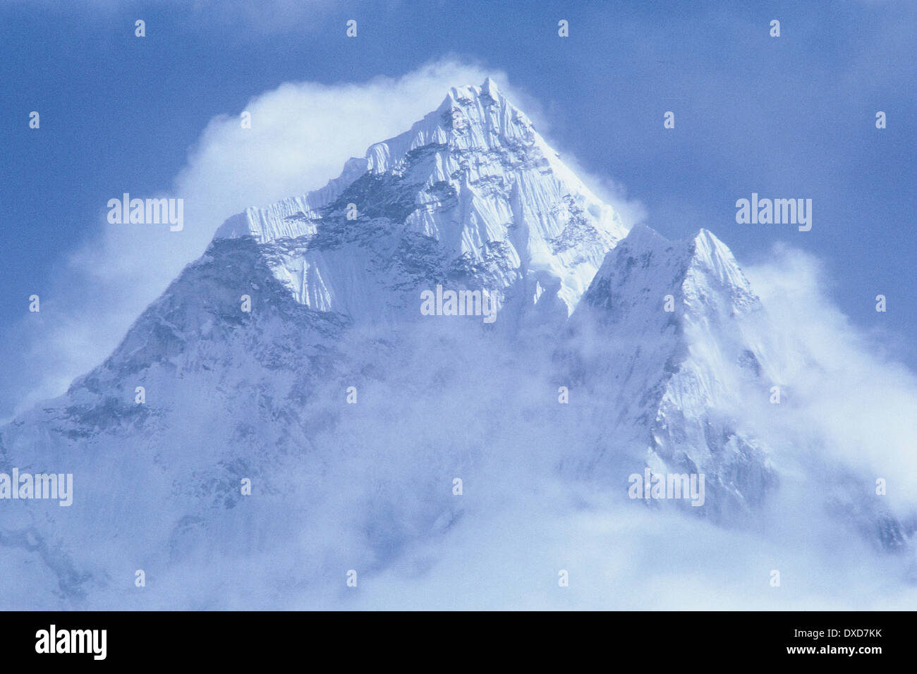 Mount Everest mit einer Wolke Cloud vor blauem Himmel, 1969 Stockfoto