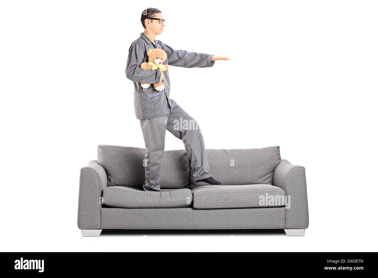 Mann im Pyjama Schlafwandeln auf sofa Stockfoto