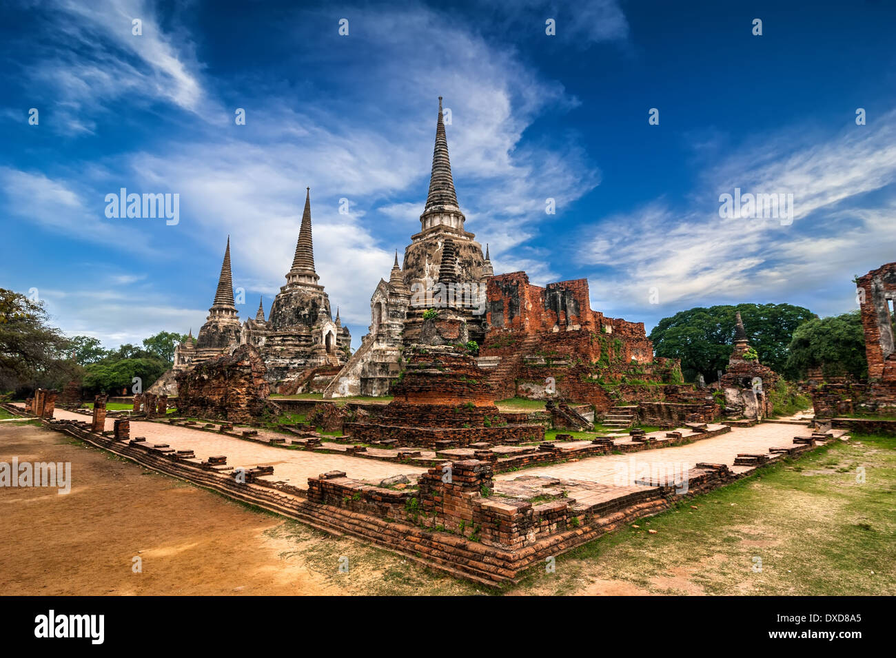 Asiatische Sakralarchitektur. Alten Pagode am Tempel Wat Phra Sri Sanphet unter blauem Himmel. Ayutthaya, Thailand Stockfoto