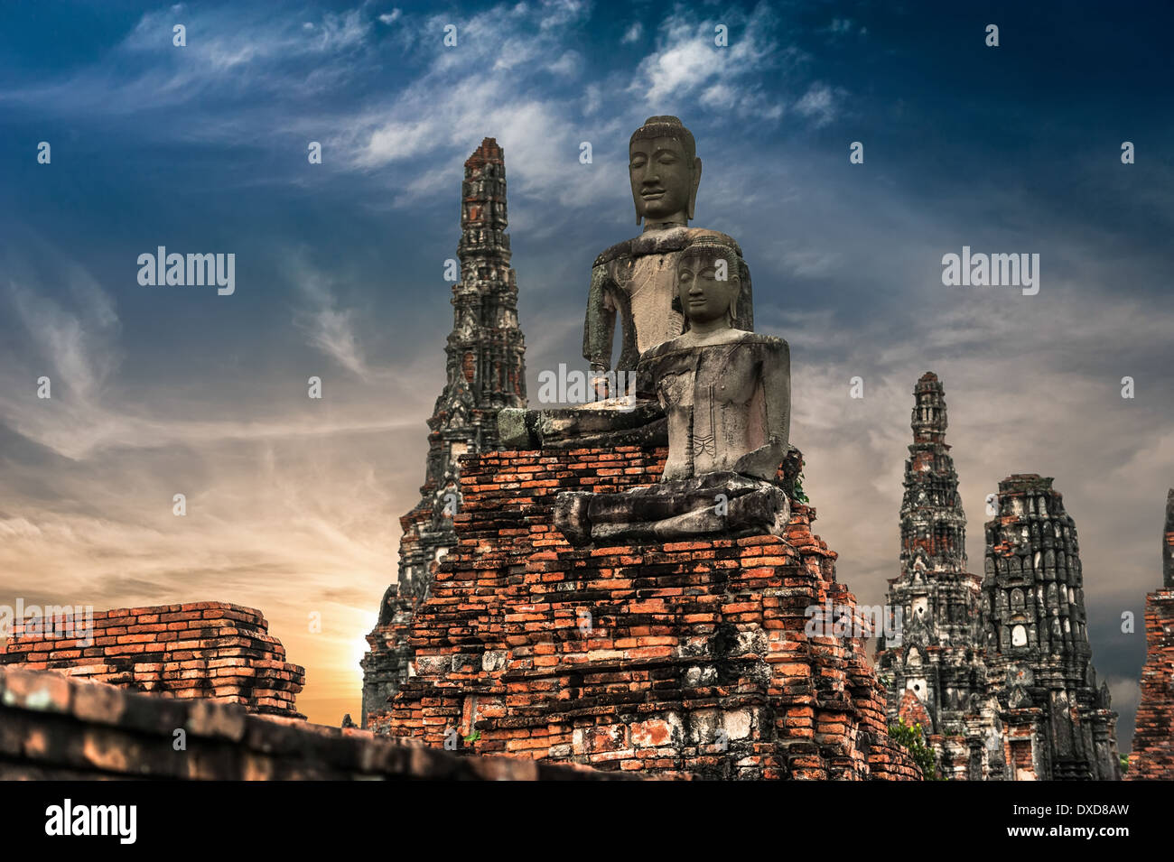 Asiatische Sakralarchitektur alten Sandstein Skulptur Buddha am Chai Watthnaram Tempelruinen unter Sonnenuntergang Himmel Ayutthaya Stockfoto