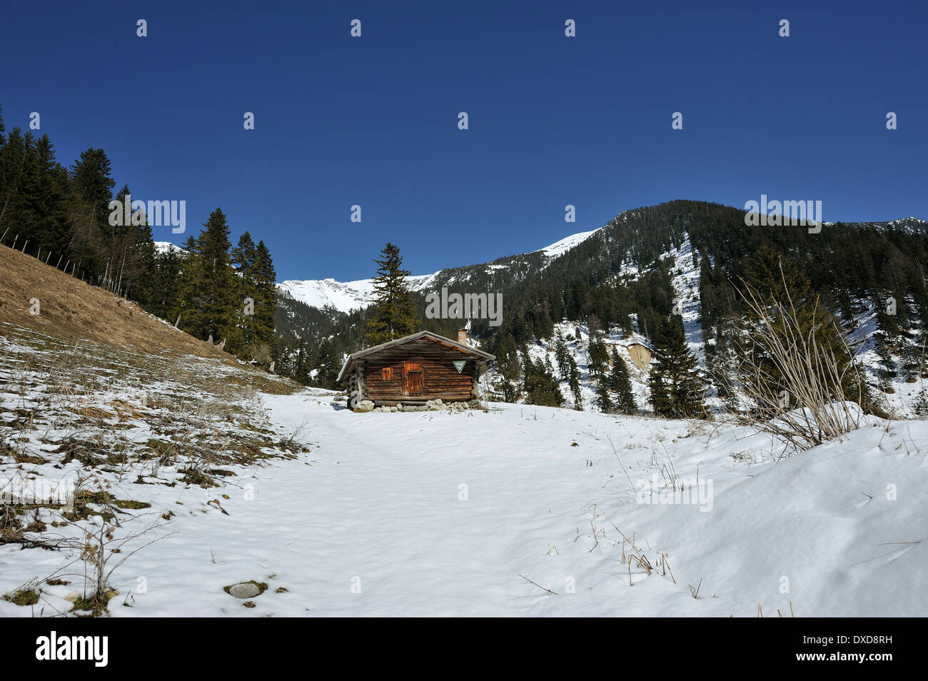 Berghütte Ochsenalm in verschneiten alpinen Region, Bayern, Deutschland Stockfoto