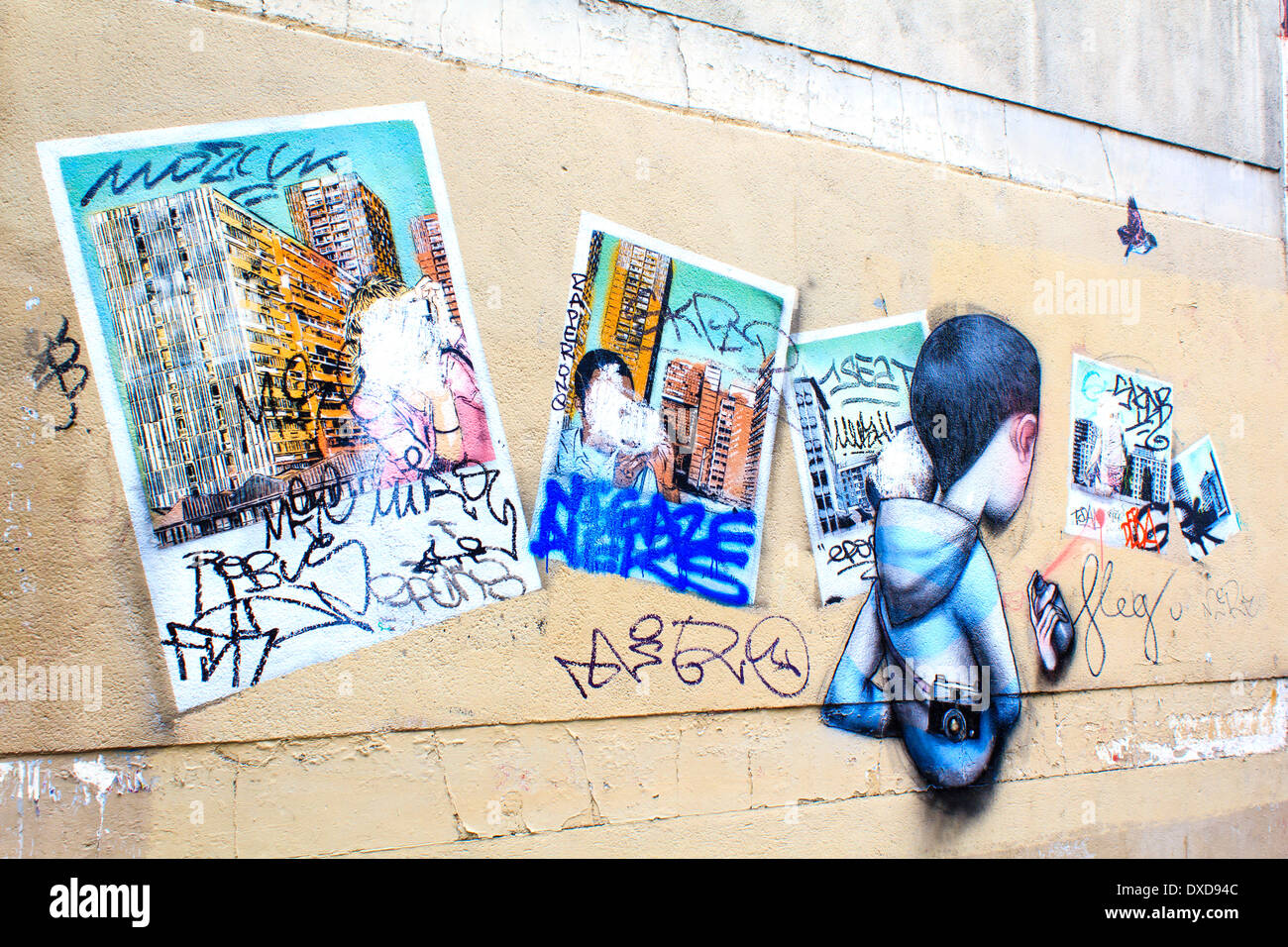 Wand mit überlappenden Graffiti Gemälde in Paris, Frankreich Stockfoto