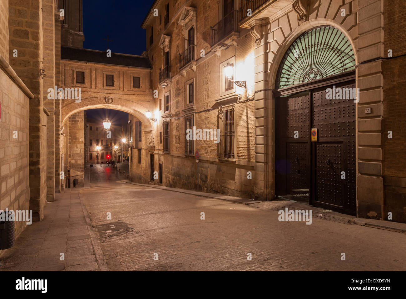 Abenddämmerung am Calle Arco de Palacio in der Nähe der Primatial Kathedrale von Toledo, Spanien. Stockfoto