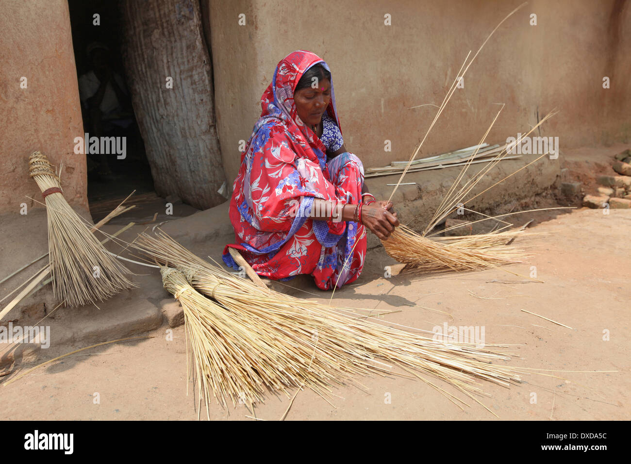 Oraon Indianerin macht herkömmliche Besen. Diese Aufnahme wurde im Baludih Village, Bokaro Bezirk, Jharkhand Stockfoto