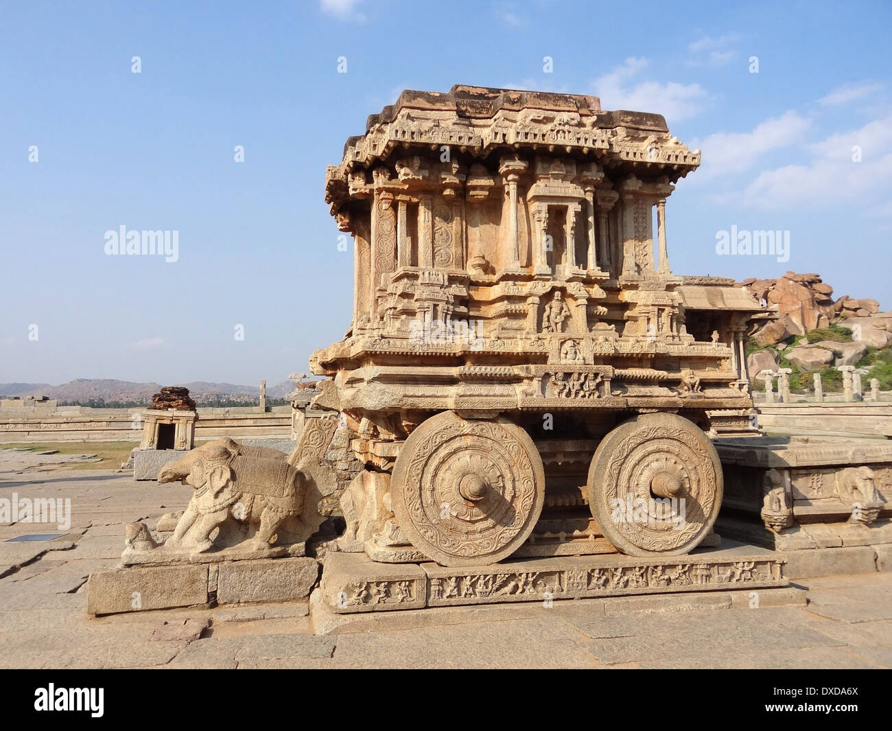 steinerne Wagen am Vittala Tempel des Heiligen Center rund um Hampi, eine Stadt in Karnataka, Süd-West-Indien Stockfoto