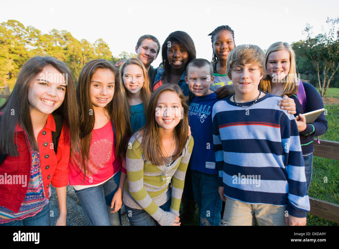 Gruppe Porträt von Pre-Teens im Freien stehen, lächelnd und Blick in die Kamera, Florida, USA Stockfoto