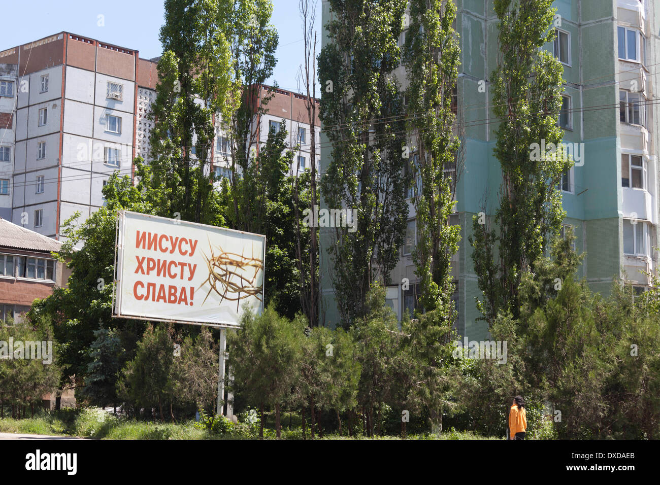 Plakat Vor Einer Plattenbausiedlung Verkuendet "Jesus Christus ist Ruhm Und Ehre" / Plakat vor vorgefertigten Beton Wolkenkratzer deklarieren "Jesus Christus ist die Herrlichkeit" / Foto: Robert B. Fishman, Ecomedia,, 26.05.2011 Stockfoto