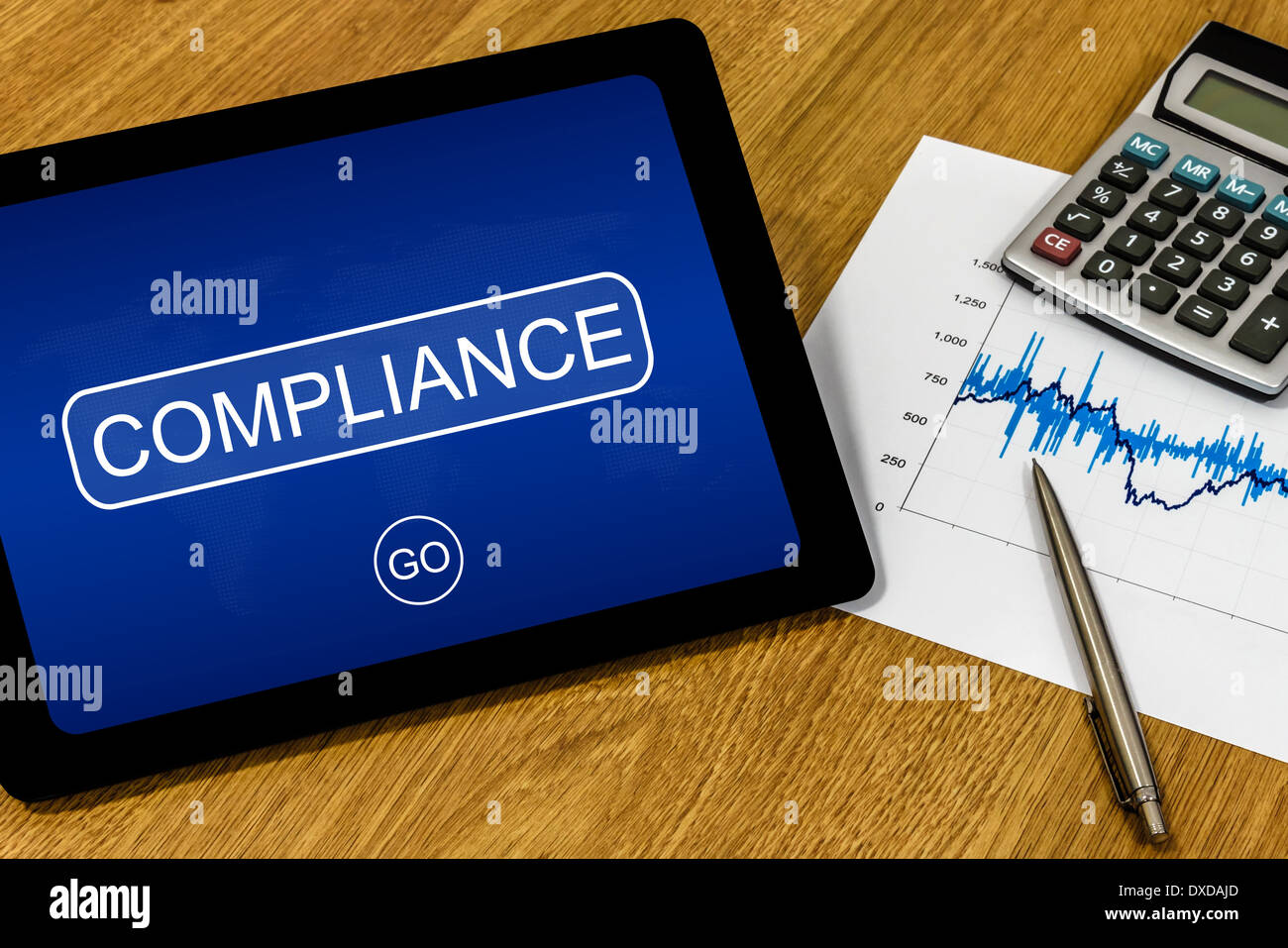 Compliance-Wort auf digital-Tablette mit Taschenrechner und finanzielle graph Stockfoto