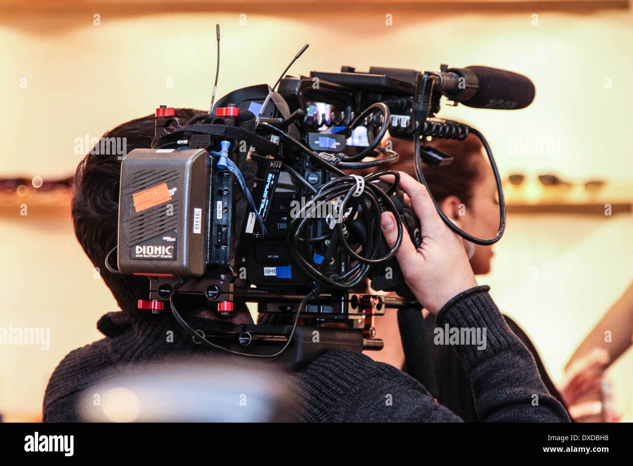 Eine inszenierte roten Teppich für die VH1-TV-Programm, ich (Herz) Nick Carter.  Ein Kameramann mit Schulter montierten Kamera Stockfoto