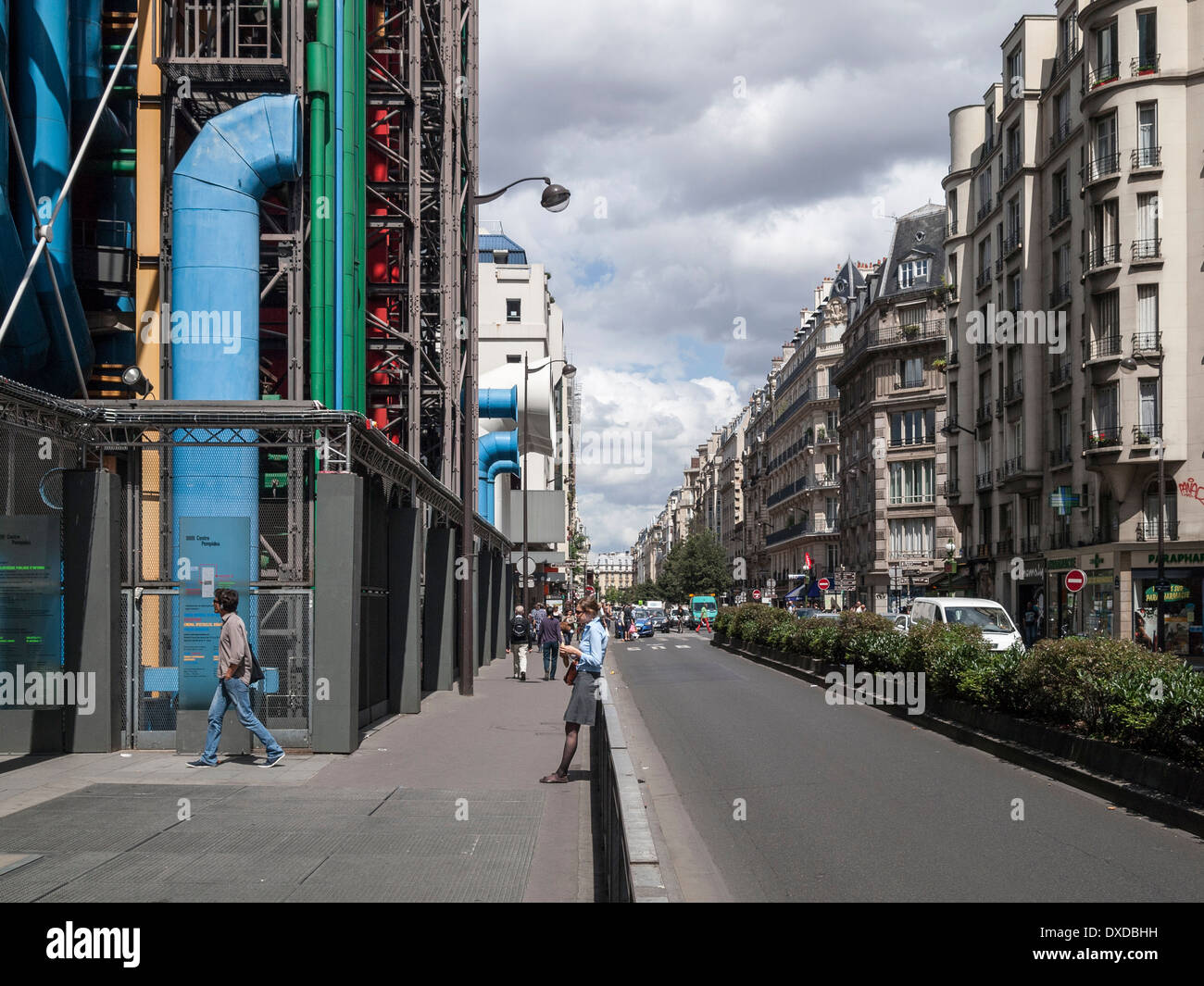 Straßenszene außerhalb des Centre Georges Pompidou, Paris Frankreich Stockfoto
