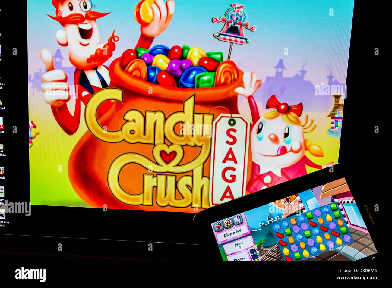 König digitale Unterhaltung Candy Crush Saga auf einem Computer-Bildschirm und ein Tablet-computer Stockfoto