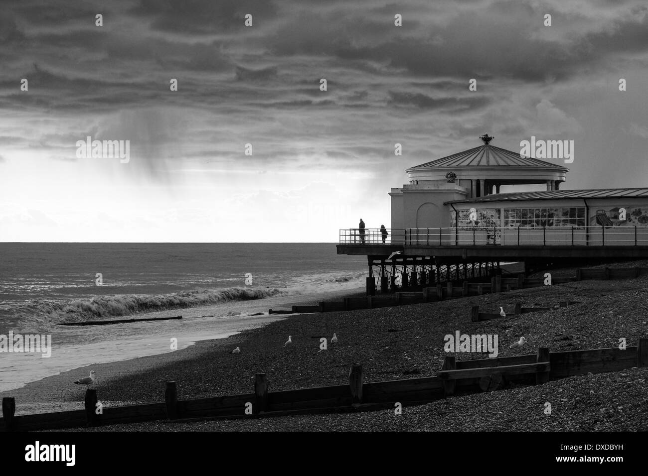 Das Strandbad am Meer, Worthing. Kontrastierende Wetter und Wolken als Regen Sturm rollt in Stockfoto