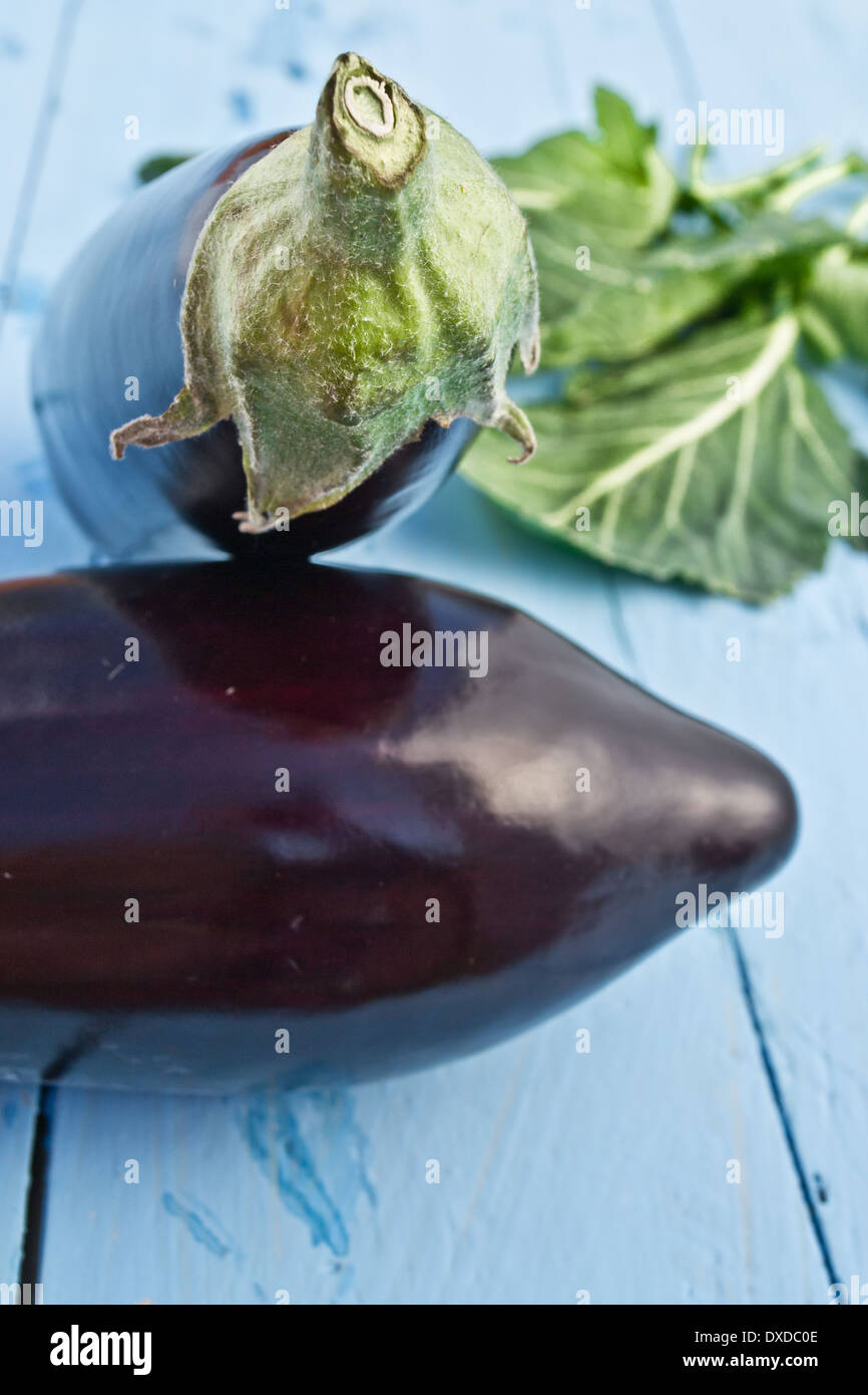 Aubergine oder Aubergine ist ein Nachtschatten-Gemüse. Dunkel violett in der Farbe ist es einzigartig in Geschmack und Textur. Stockfoto