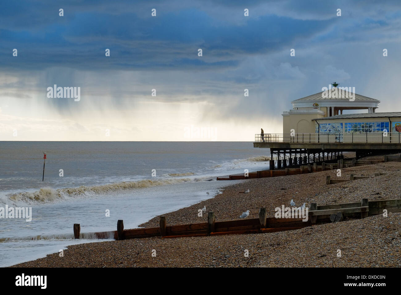 Das Strandbad am Meer, Worthing. Kontrastierende Wetter und Wolken als Regen Sturm rollt in Stockfoto