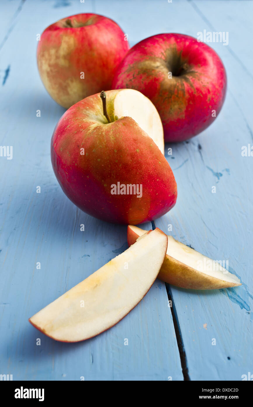 Äpfel sind eine beliebte Frucht. Sie sind kultiviert, in Europa, Asien und America.The Fuji Äpfel sind süß und lecker. Stockfoto