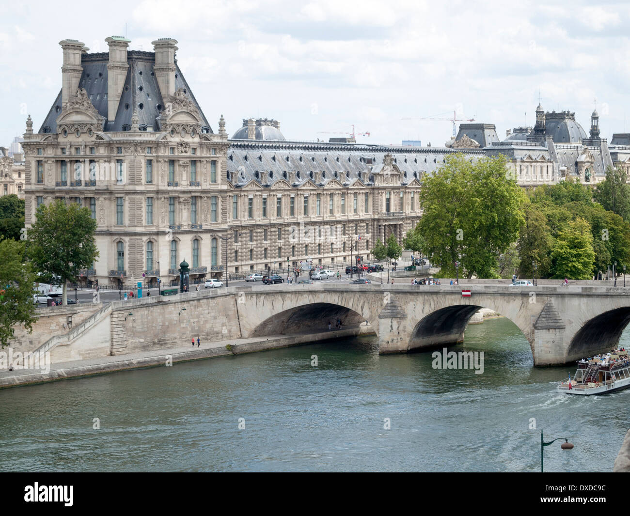 Die Seine und Le Louvre zu besichtigen, von Musée D'Orsay Stockfoto