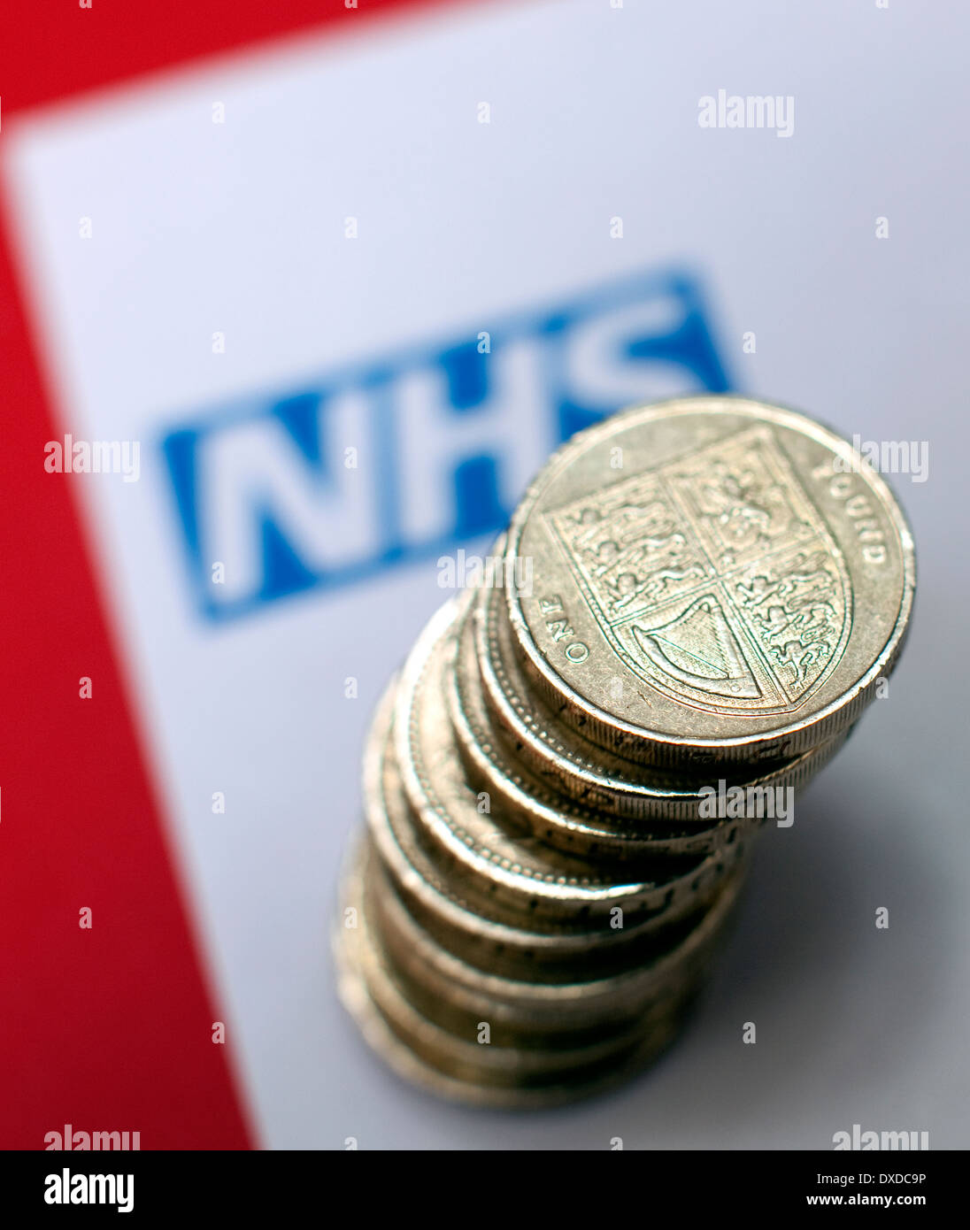 National Health Service Logo und Geld, London Stockfoto