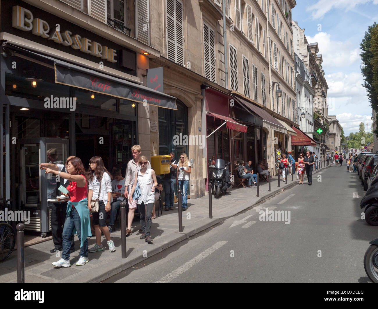 Touristen, die Fragen nach dem Weg auf der Straße im 7. Arrondissement von Paris Frankreich in der Nähe des Musée d ' Orsay Stockfoto
