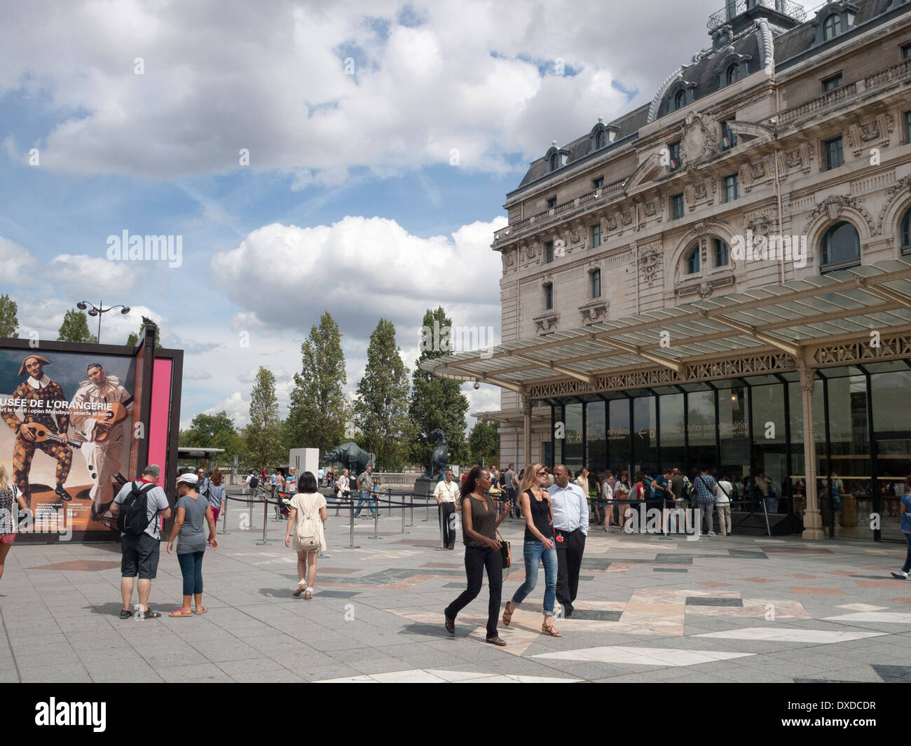Touristen an der Vorderseite des Musée d ' Orsay, Paris Frankreich Stockfoto