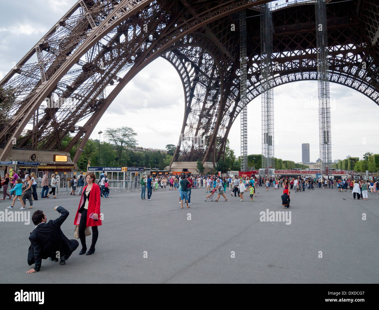 Eiffelturm in Paris Frankreich. Mann nehmen Foto der Freundin. Stockfoto
