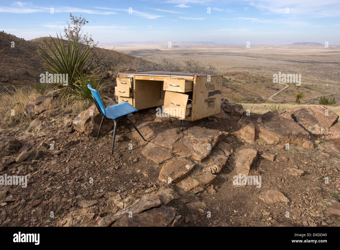 Schreibtisch und Stuhl auf einem Berg in der Nähe von Alpine, West Texas. Stockfoto