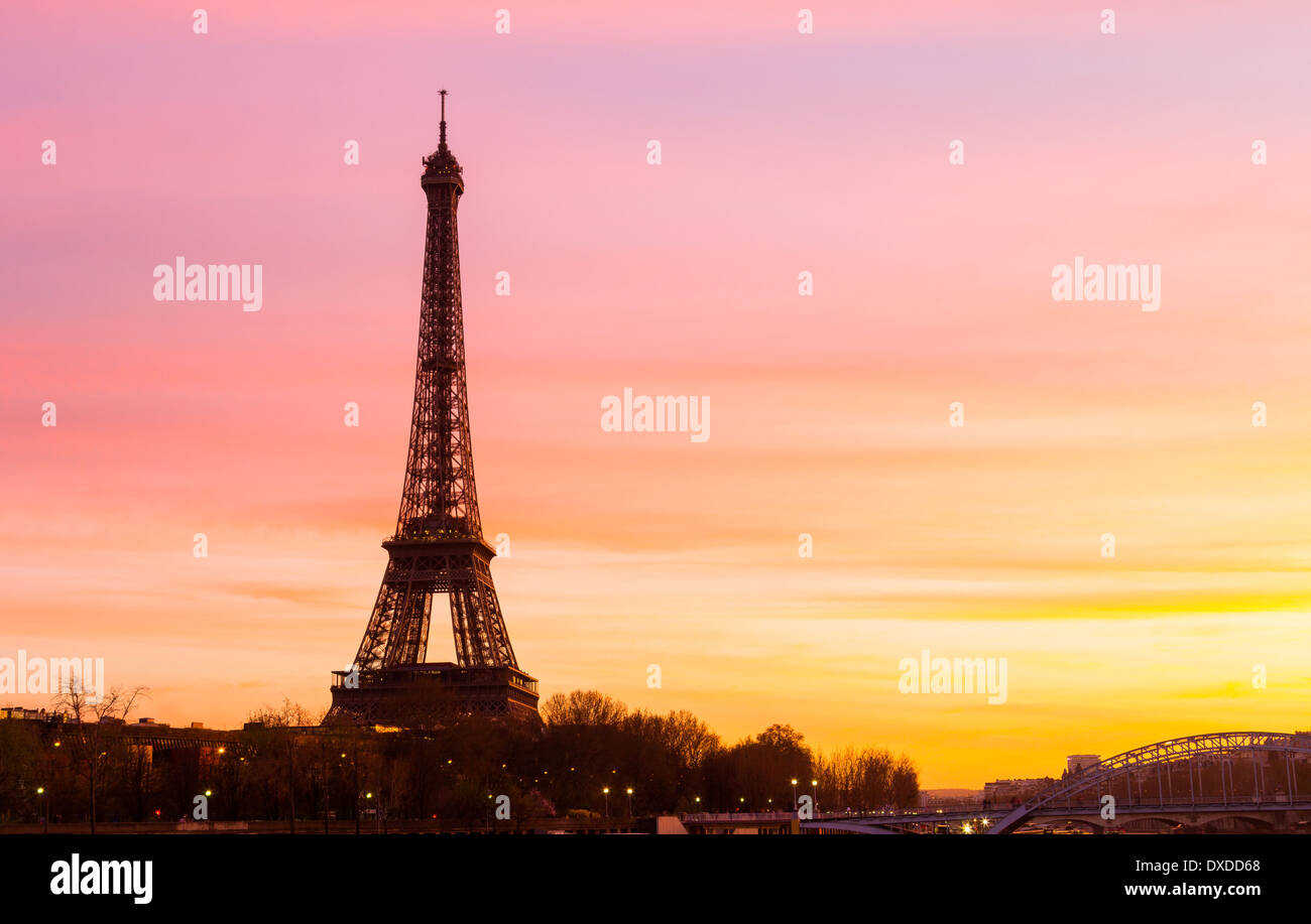 Der Eiffelturm bei Sonnenuntergang mit dem Raum auf der rechten Seite für Textfreiraum Stockfoto