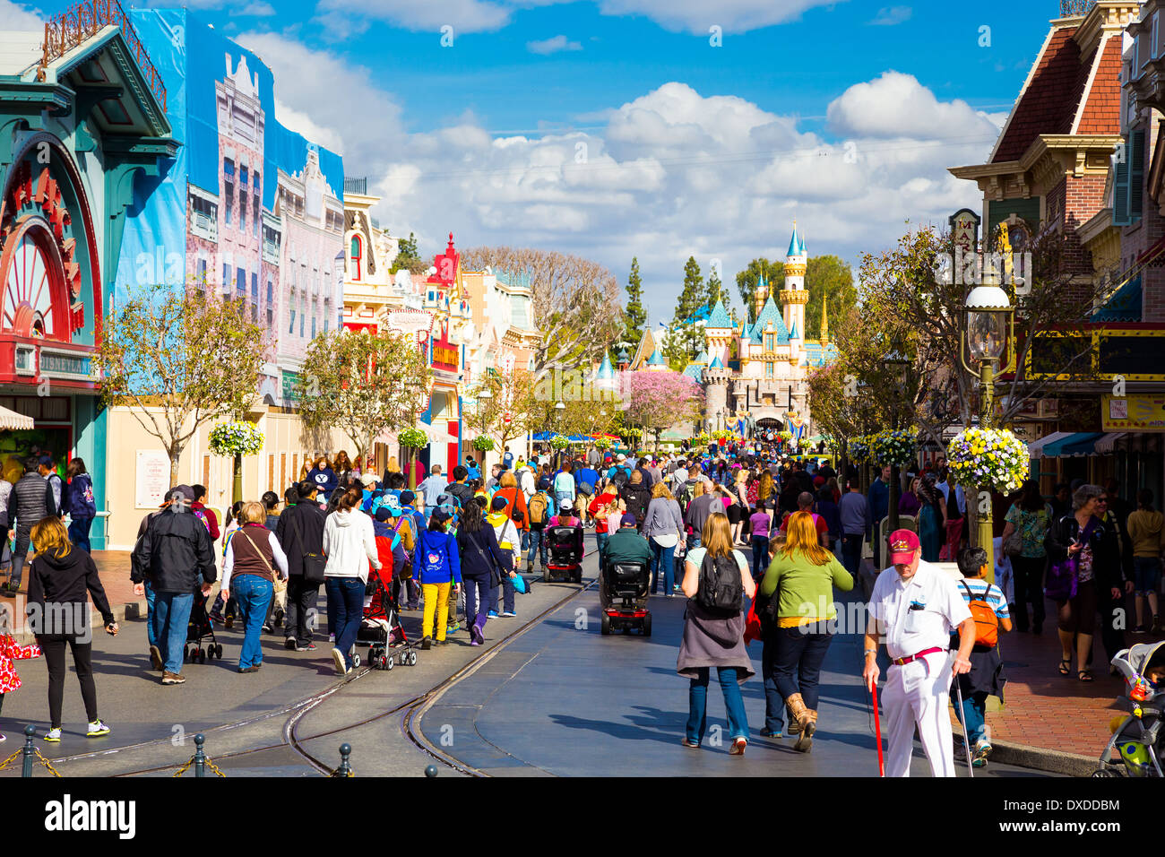 Anaheim, Kalifornien, USA - 4. Februar 2014: Disneyland Main Street ist sehr voll, als der Park öffnet und Menschen eintreten. Stockfoto