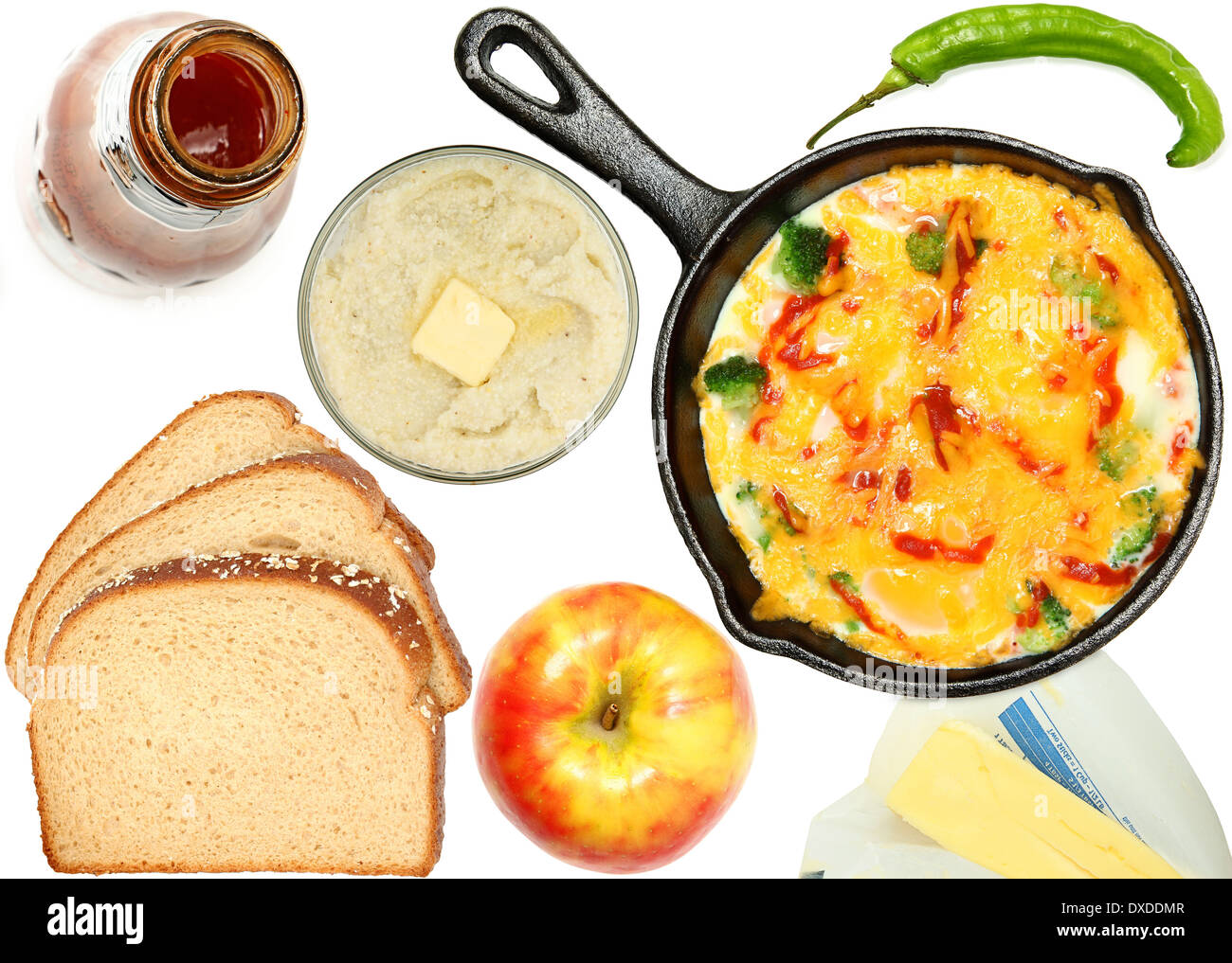 Frühstück über weiß, Omelette, Apfel, Ei, Butter, Brot, Tabasco, Pfeffer. Stockfoto