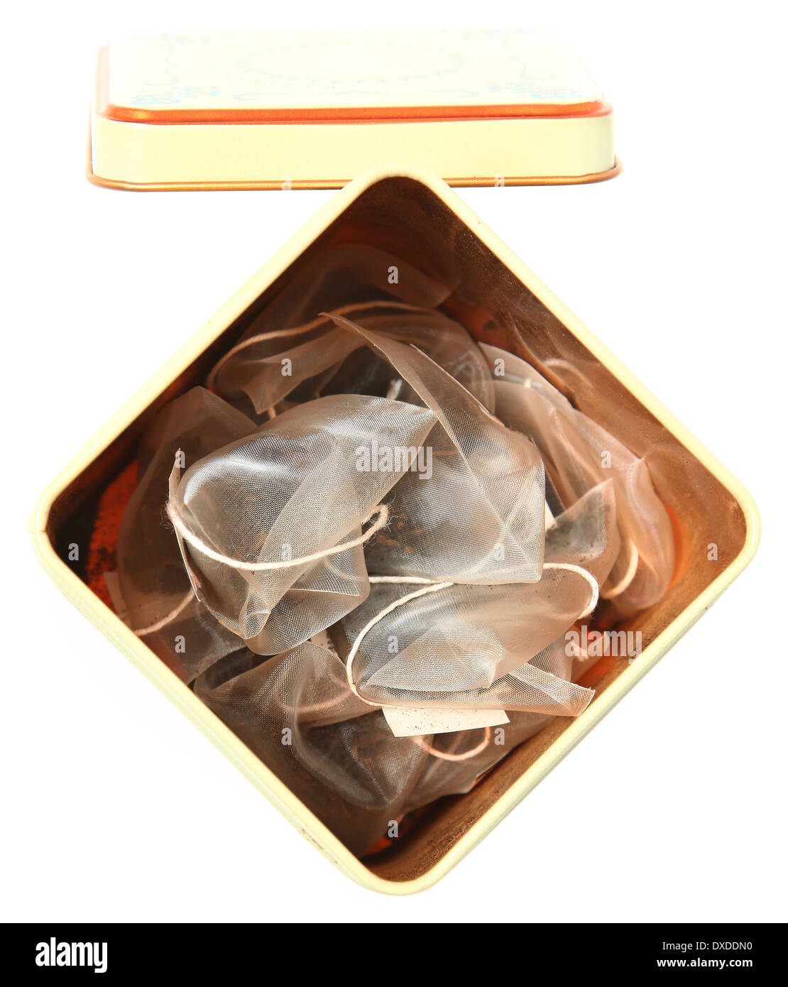 Blechdose mit frischer Gourmet-Tees isoliert auf weiß Stockfoto