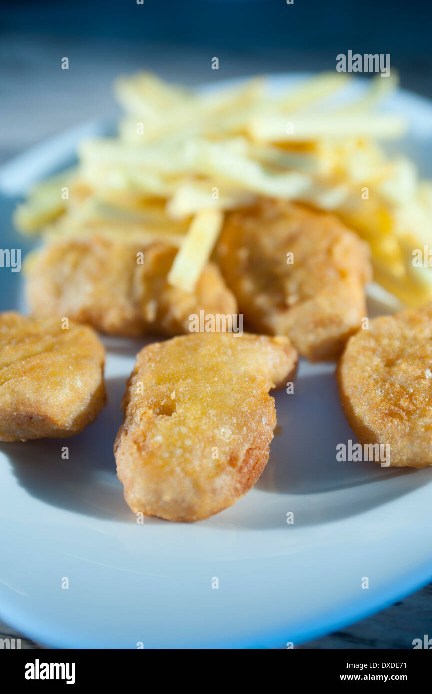 Chicken Nuggets und Pommes frites oder Pommes Frites. Stockfoto