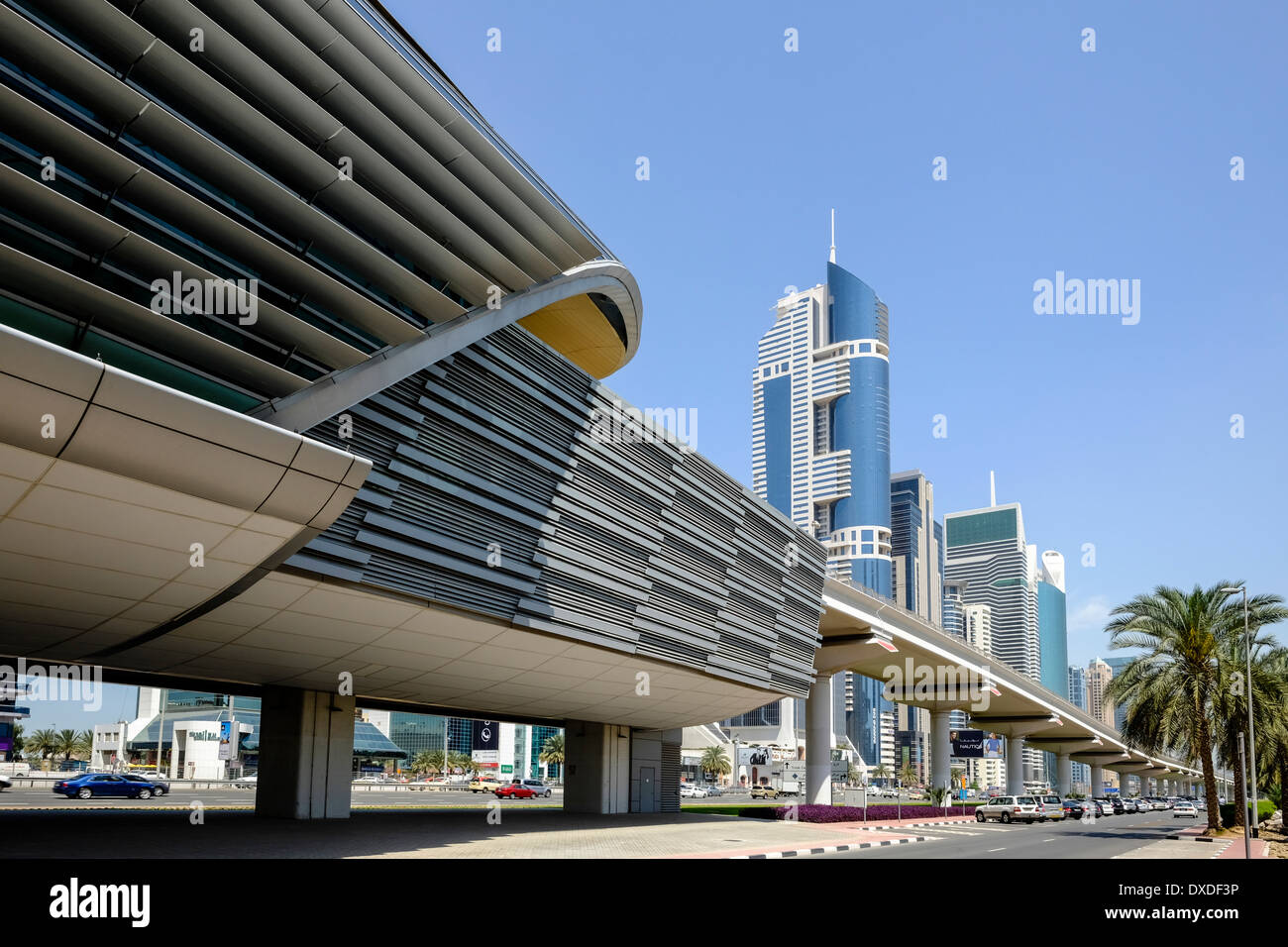 Tagsüber Skyline-Blick entlang der Wolkenkratzer und u-Bahnstation und Brücke auf der Sheikh Zayed Road in Dubai Vereinigte Arabische Emirate Stockfoto