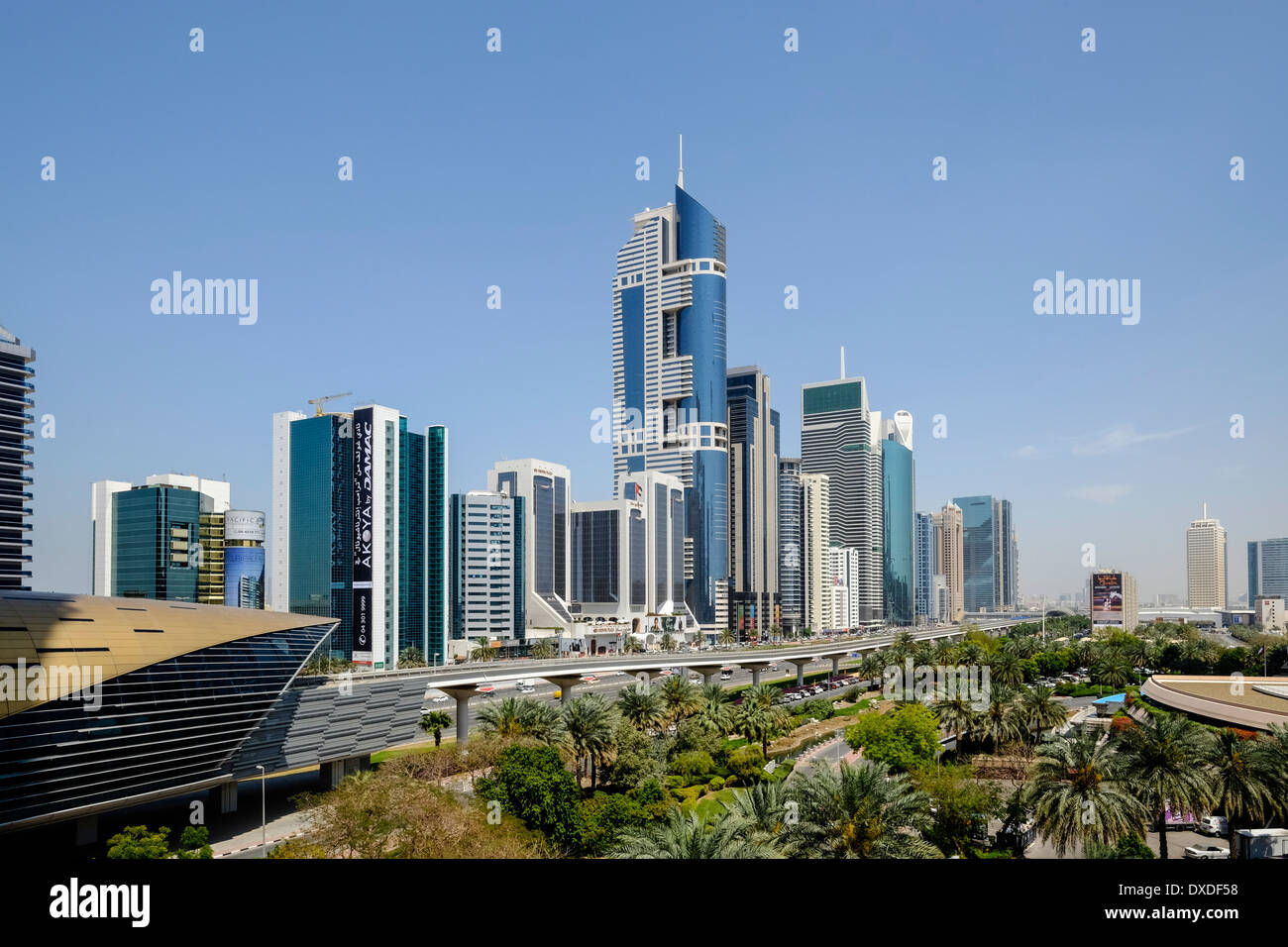 Tagsüber Skyline-Blick entlang der Wolkenkratzer an der Sheikh Zayed Road in Dubai Vereinigte Arabische Emirate Stockfoto