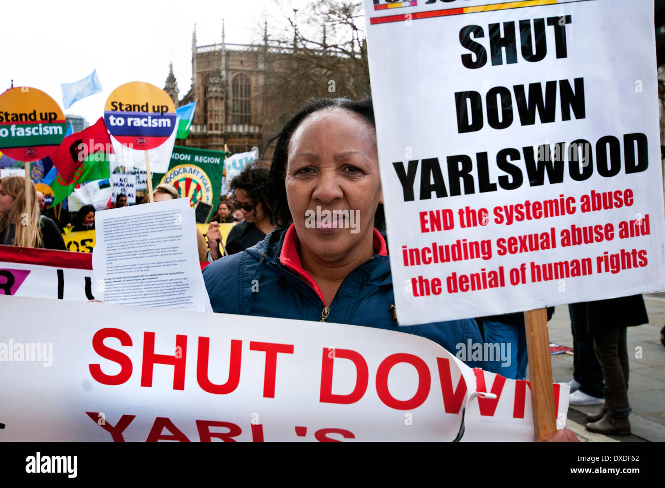 Am UN-Antirassismus-Tag marschieren Tausende in London EU Aktionstag gegen Rassismus und Sündenböcken der Einwanderer. Stockfoto