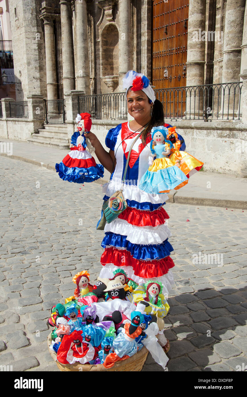 Tuch-Puppen-Verkäufer in traditioneller Tracht Plaza De La Catedral alte Havanna Kuba Stockfoto