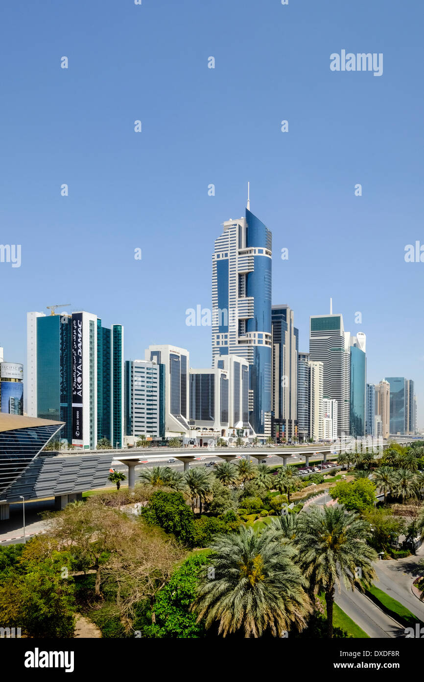 Tagsüber Skyline-Blick entlang der Wolkenkratzer an der Sheikh Zayed Road in Dubai Vereinigte Arabische Emirate Stockfoto