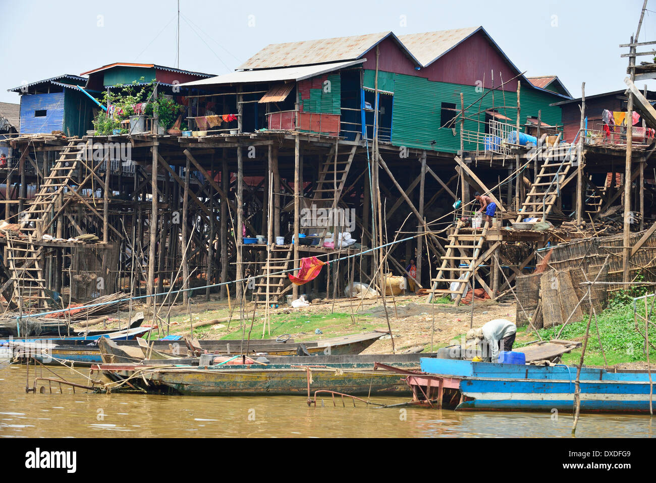 Riverside Häuser auf Stelzen in der trockenen Jahreszeit an einem Fluss zum Tonle Sap See zwischen Battambang & Siem Reap, Kambodscha, Asien Stockfoto