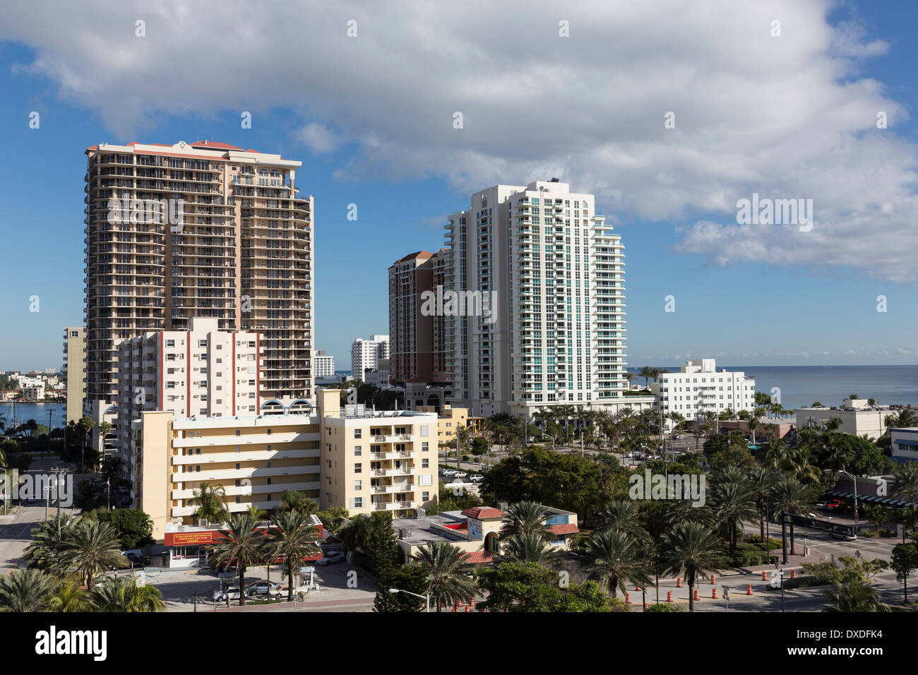 Wohnung Hochhäuser mit strahlend blauem Himmel, Fort Lauderdale, FL, USA Stockfoto