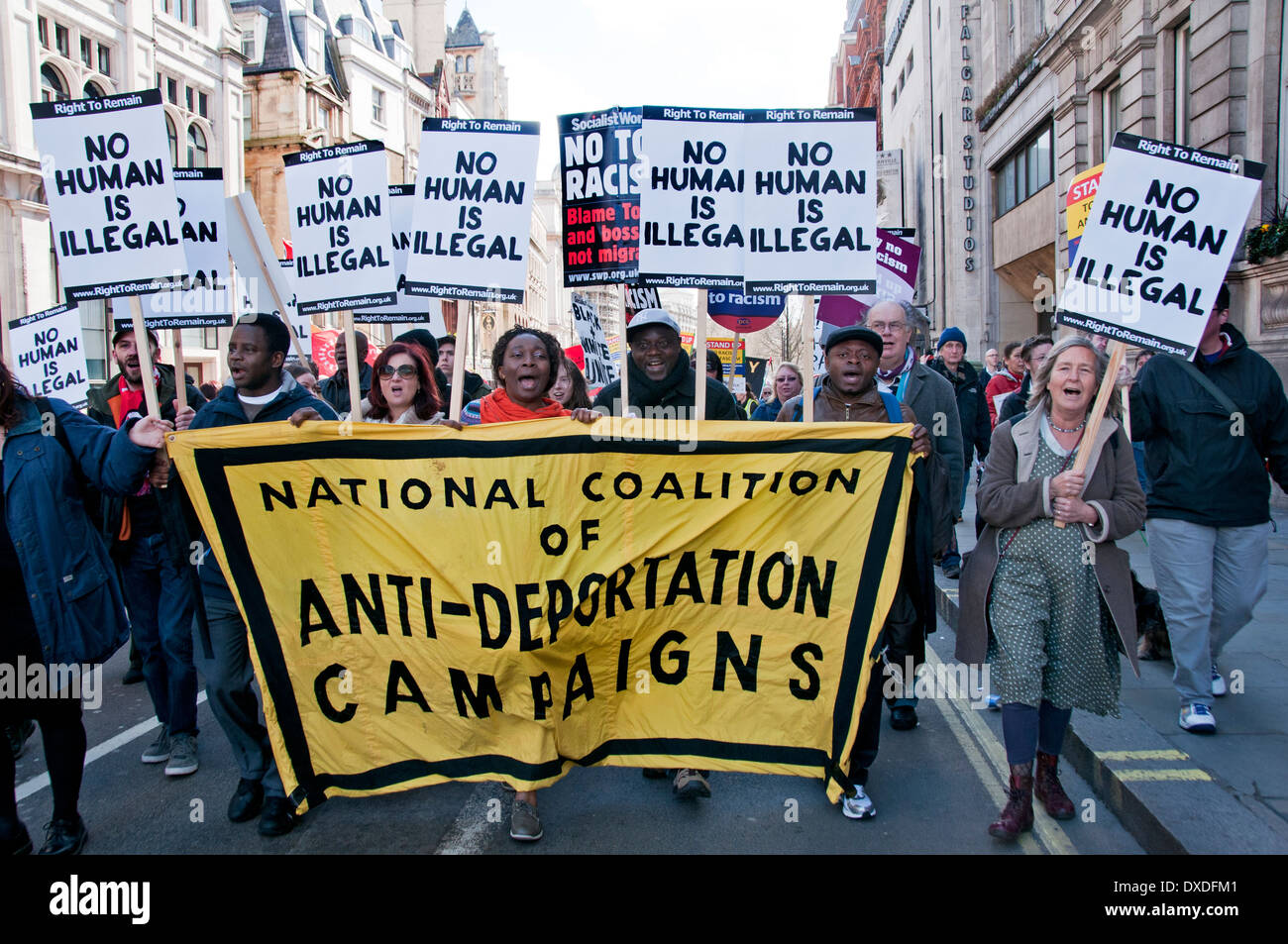 Am UN-Antirassismus-Tag marschieren Tausende in London EU Aktionstag gegen Rassismus und Sündenböcken der Einwanderer. Stockfoto