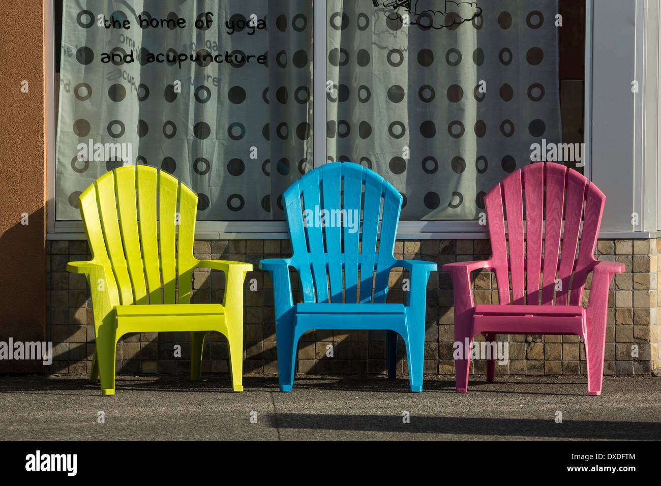 Gelb Blau und rosa Liegestühle vor Business-Victoria, British Columbia, Kanada. Stockfoto