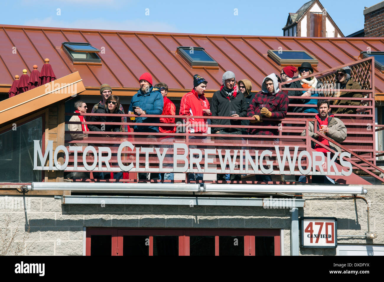 Detroit, Michigan - Gäste auf der Außenterrasse der Motor City Brewing funktioniert. Stockfoto