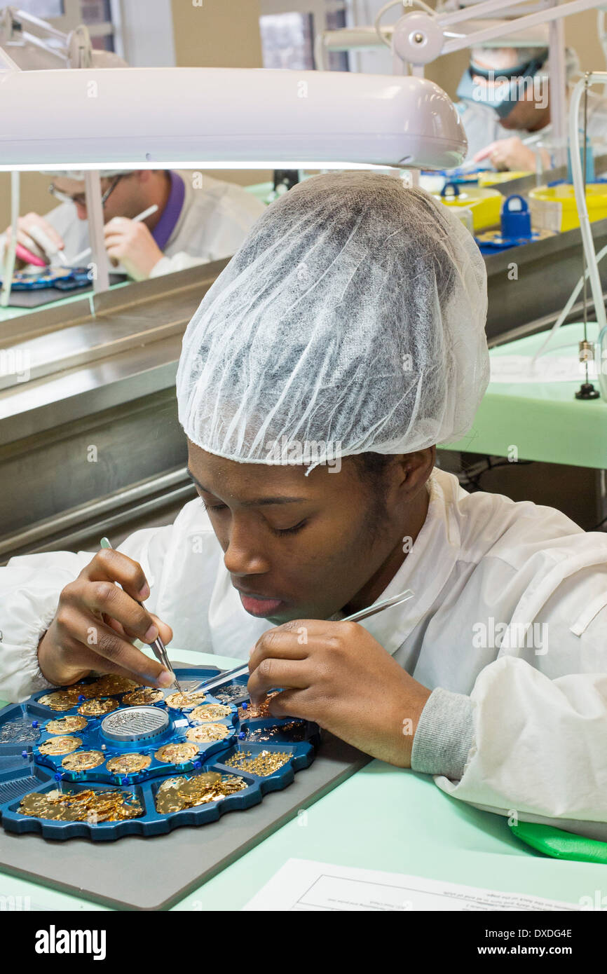 Detroit, Michigan - hochwertige Armbanduhren werden von Hand montiert auf Shinola. Stockfoto